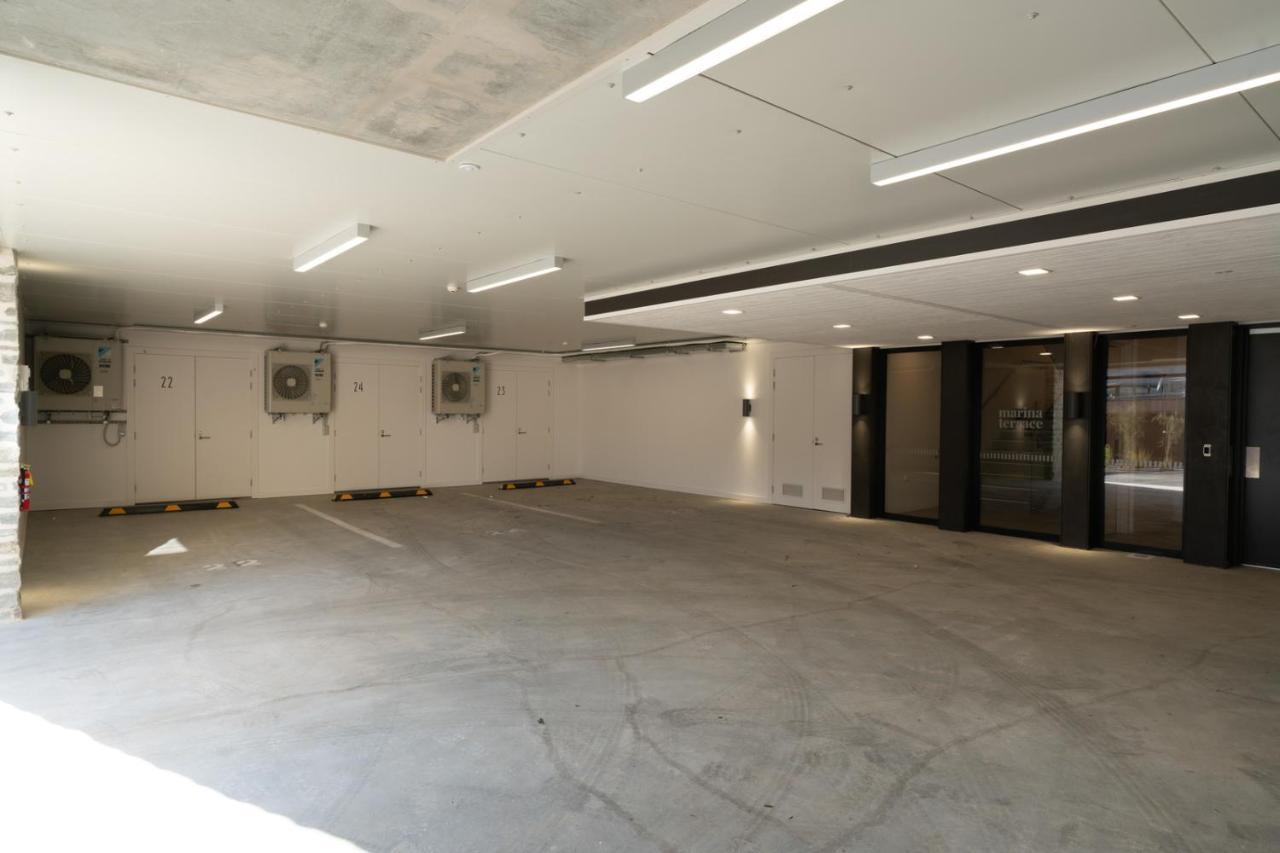 Luxurious Lakefront Penthouse Wanaka Exteriör bild
