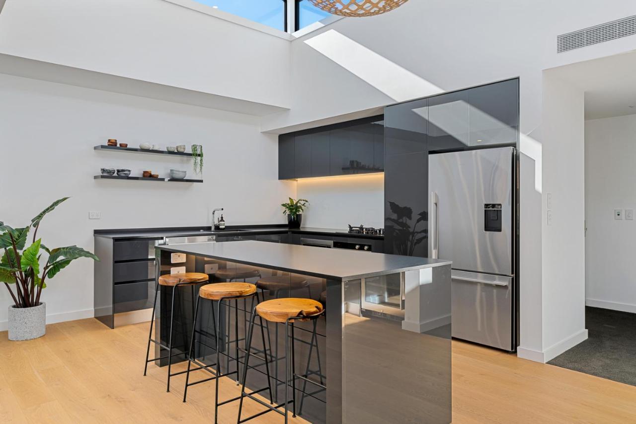 Luxurious Lakefront Penthouse Wanaka Exteriör bild